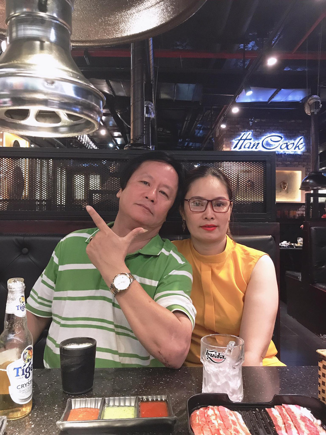 Cô bé 18 tuổi cua” luôn chủ quán nơi mình làm việc và chuyện ông chú bị thử thách bởi đám trai làng hài hước như phim-5