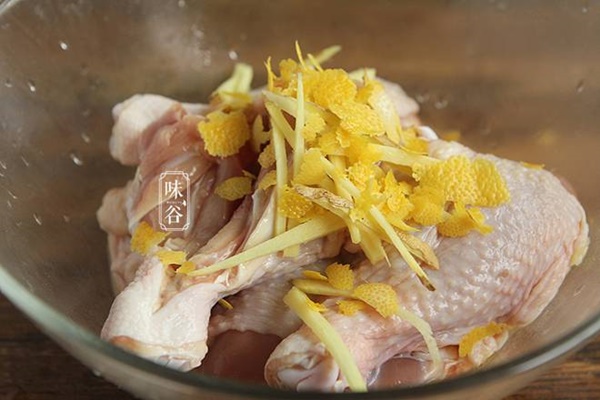 Dùng nồi cơm điện làm món đùi gà hấp muối, 30 phút có ngay món ăn thơm nức mũi-4