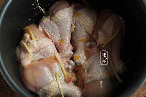 Dùng nồi cơm điện làm món đùi gà hấp muối, 30 phút có ngay món ăn thơm nức mũi-5