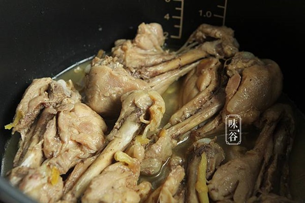 Dùng nồi cơm điện làm món đùi gà hấp muối, 30 phút có ngay món ăn thơm nức mũi-6