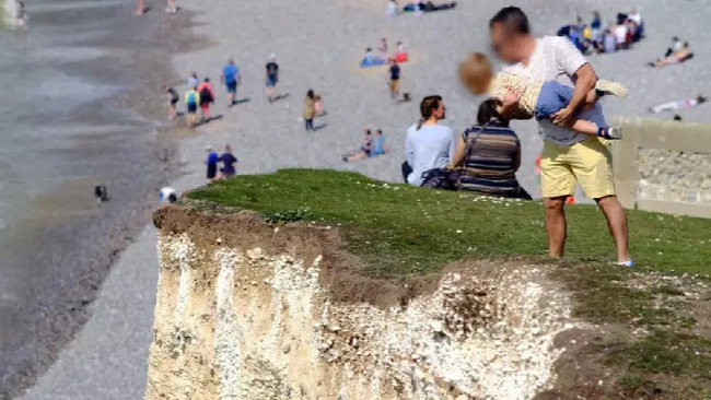 Rùng mình khoảnh khắc người đàn ông nắm tay đứa trẻ đang lơ lửng bên mép đường, bức xúc hơn cả là việc làm của người còn lại-2