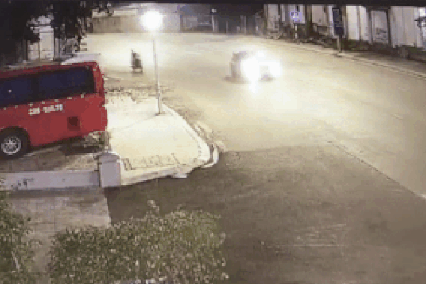 Qua đường thiếu quan sát, xe máy bị xe khách nuốt vào gầm-1
