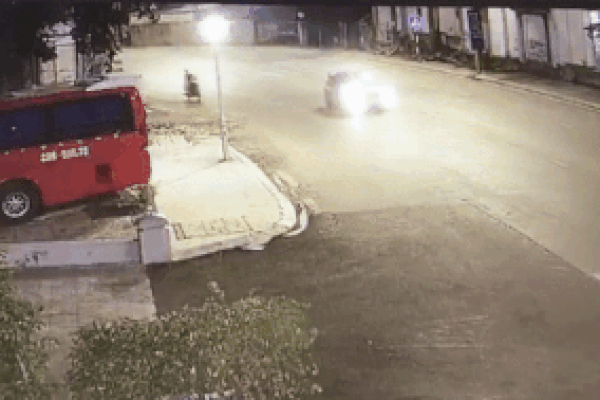 Xe máy chở hàng cồng kềnh đâm vào ôtô ngã xuống đường-1