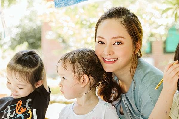 Chiều cao thật của con gái Lan Phương lộ rõ khi đứng cạnh mẹ nấm lùn và bố Tây 2m-11