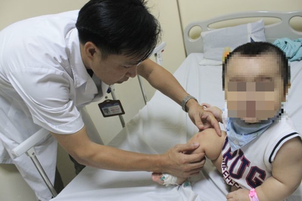 Bệnh tay chân miệng gia tăng, nhiều trẻ sốt cao không xác định nguồn lây, bố mẹ nên nhận diện bệnh để tránh nhầm lẫn với các bệnh ngoài da khác-2