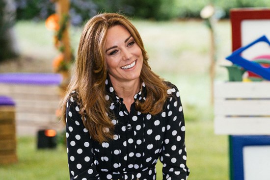 Công nương Kate xuất hiện rạng ngời, ngầm mỉa mai em dâu sau khi Meghan tuyên bố mình quá nổi tiếng để nhập 
