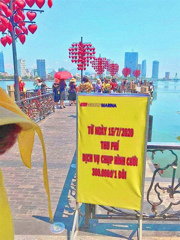 Cô dâu, chú rể phải trả 300 nghìn đồng để chụp ảnh ở cầu tình yêu Đà Nẵng-1