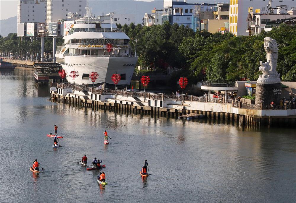 Cô dâu, chú rể phải trả 300 nghìn đồng để chụp ảnh ở cầu tình yêu Đà Nẵng-2