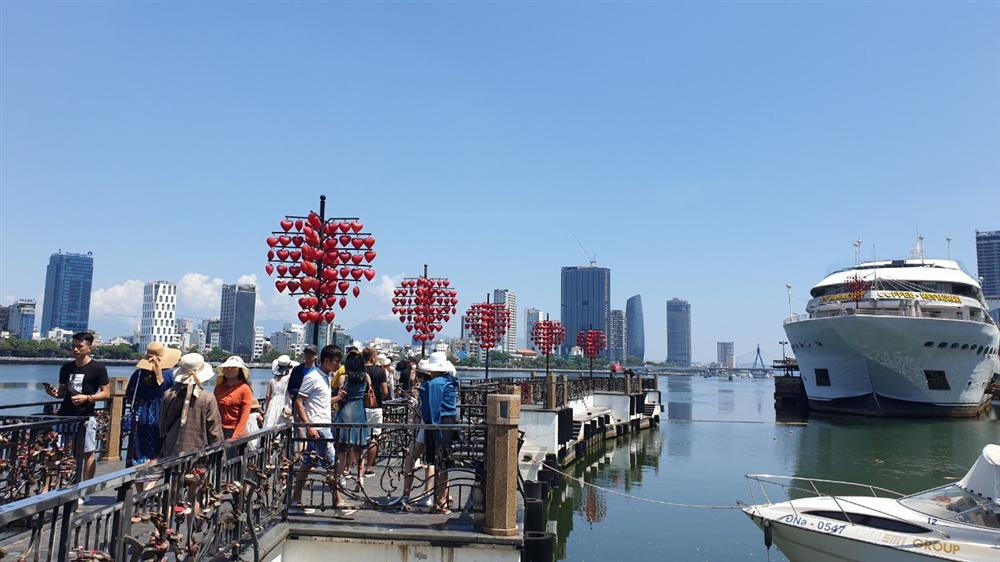 Cô dâu, chú rể phải trả 300 nghìn đồng để chụp ảnh ở cầu tình yêu Đà Nẵng-3