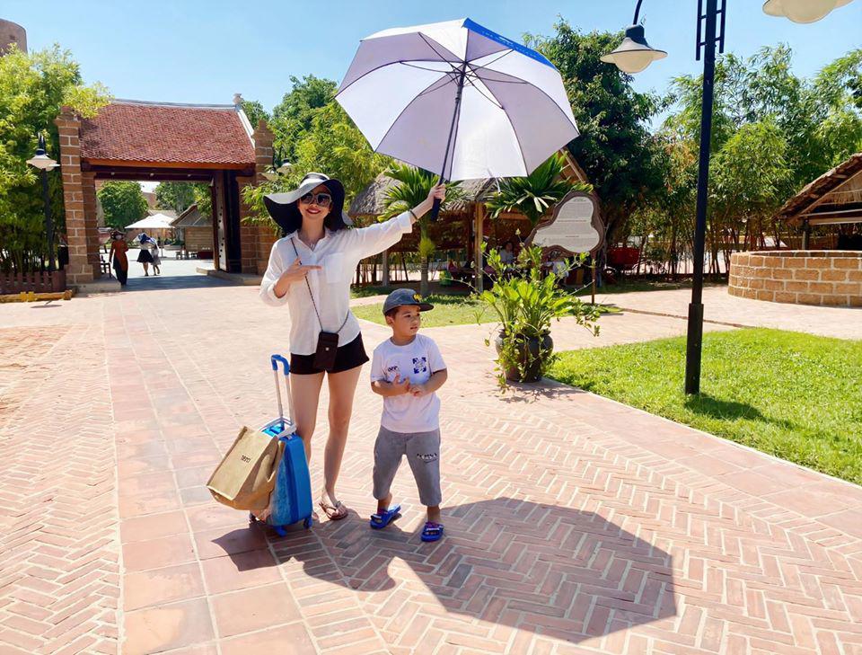 Xinh đẹp giàu có, cảnh bỉm sữa 4 con của Jennifer Phạm hoá ra không lung linh như trên mạng-1