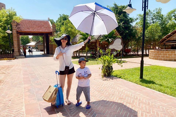 Mới đó mà con út của Jennifer Phạm đã tròn 6 tháng, mẹ khoe ảnh cận mặt khiến ai nấy xuýt xoa: Xứng danh con Hoa hậu-6