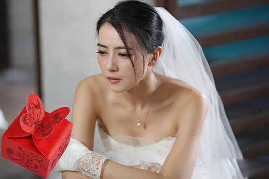 Mở quà cưới của bạn thân chồng tặng, tôi lập tức nhường anh cho cô ta