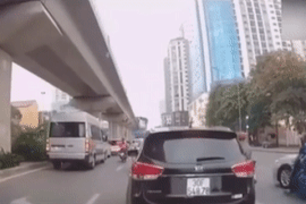 Xe máy chở hàng cồng kềnh đâm vào ôtô ngã xuống đường