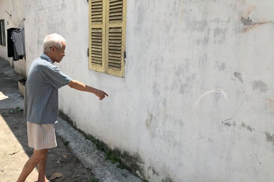 Người đầu tiên phát hiện bé trai lớp 1 bị bố bạn đấm hộc máu mồm: 'Thằng bé bị đạp vào tường, mặt mũi máu me, vừa khóc vừa xin nhưng vẫn bị đánh tiếp'