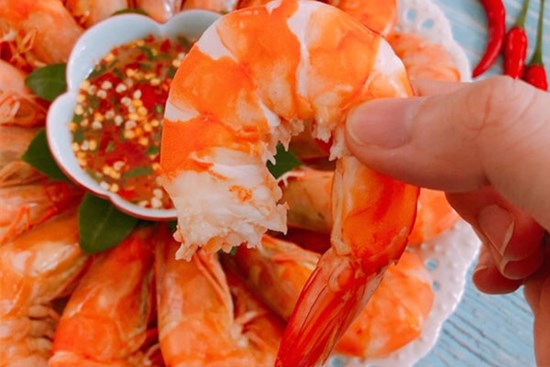 Bỏ thêm một muỗng gia vị này vào luộc tôm món ăn hết sạch mùi tanh, đậm đà gấp đôi dinh dưỡng