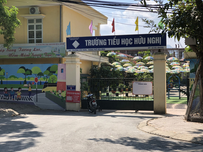 Người đầu tiên phát hiện bé trai lớp 1 bị bố bạn đấm hộc máu mồm: Thằng bé bị đạp vào tường, mặt mũi máu me, vừa khóc vừa xin nhưng vẫn bị đánh tiếp-1