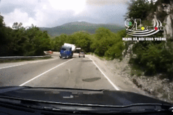 Xe bồn lật nghiêng khi vào cua, lao thẳng vào xe đi ngược chiều