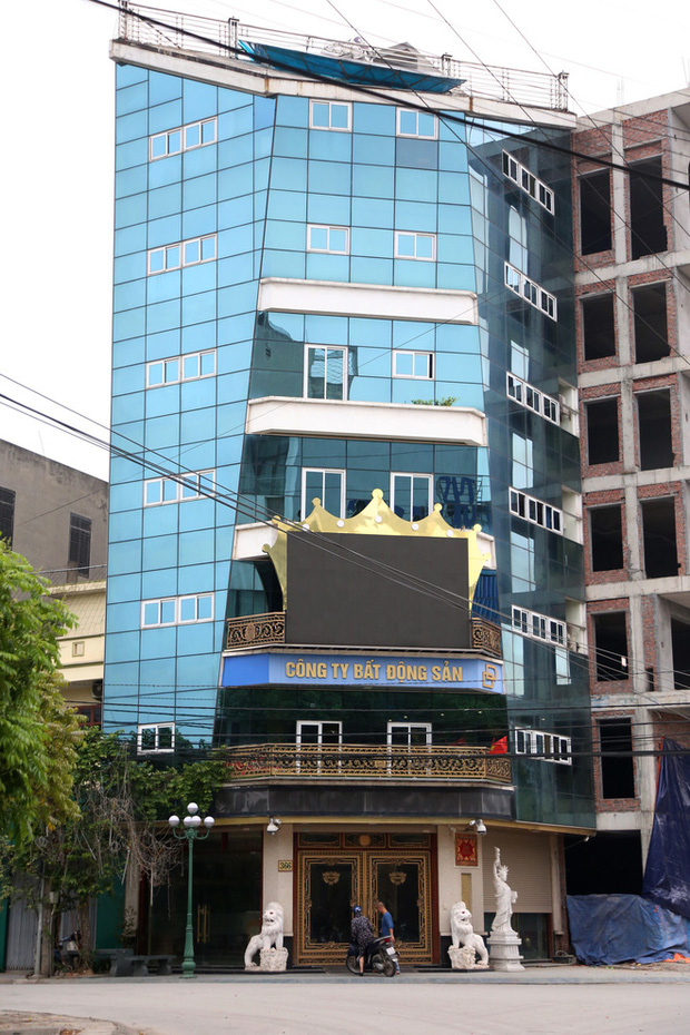 Vợ chồng Đường Nhuệ đánh phụ xe khách: Khám xét nhà thu nhiều kiếm, côn nhị khúc và hơn 1 tỷ đồng-2