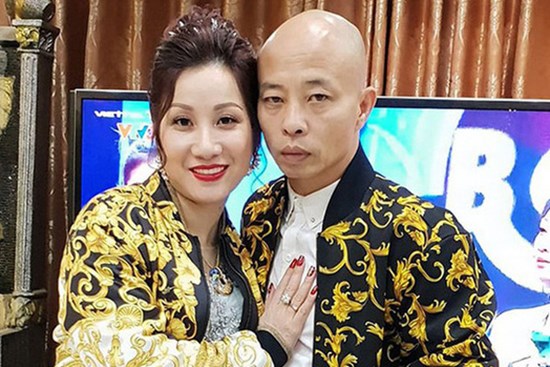 Vợ chồng Đường Nhuệ đánh phụ xe khách: Khám xét nhà thu nhiều kiếm, côn nhị khúc và hơn 1 tỷ đồng