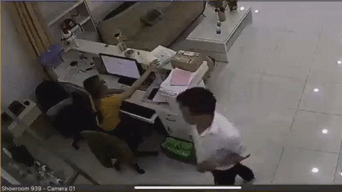 Phẫn nộ clip nam thanh niên bỗng nhiên lao tới giật tóc, tát tới tấp vào mặt nữ nhân viên văn phòng rồi bỏ đi-1