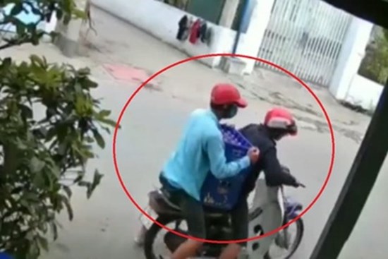 Giả vờ làm người đi đường để trộm 2 két bia rồi bỏ chạy