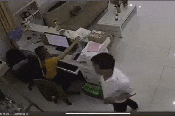 Phẫn nộ clip nam thanh niên bỗng nhiên lao tới giật tóc, tát tới tấp vào mặt nữ nhân viên văn phòng rồi bỏ đi