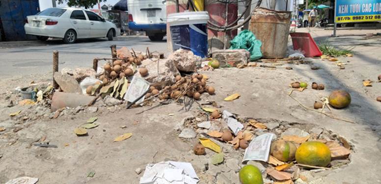 Vụ người phụ nữ bán hoa quả bị đâm tử vong ở Hà Nội: Một khách hàng đem 2 nghìn đồng đến hiện trường trả lại cho người đã khuất-2