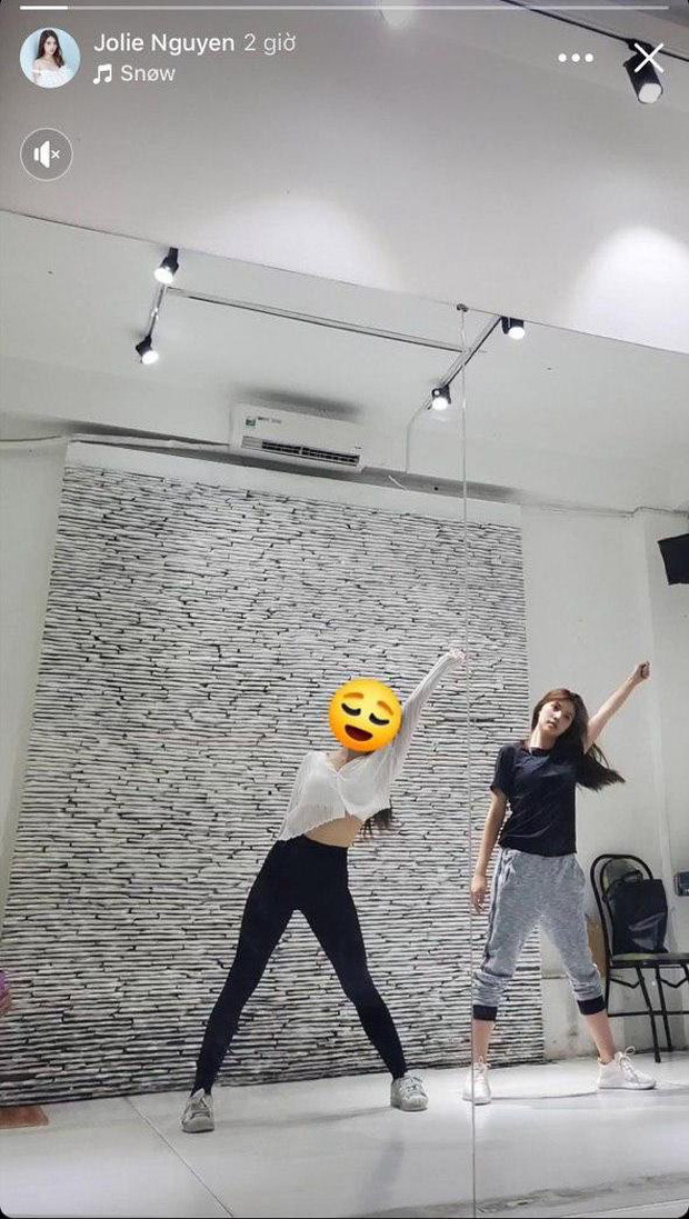 1 ngày sau dòng trạng thái gây chú ý, Jolie Nguyễn đăng tải hình ảnh xuất hiện hiếm hoi trên MXH-1