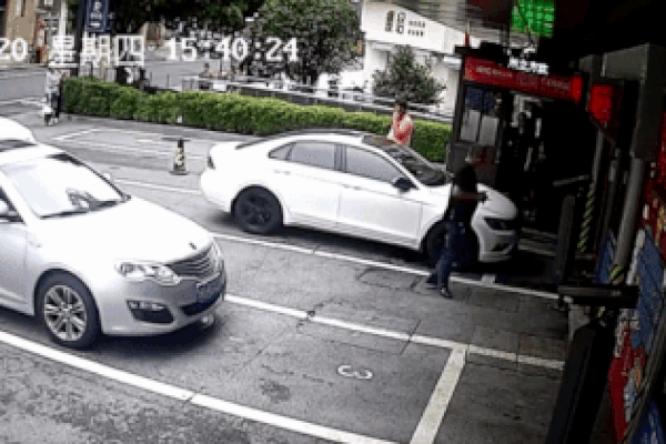 Ôtô rơi từ độ cao 10 m tại bãi đỗ xe thông minh