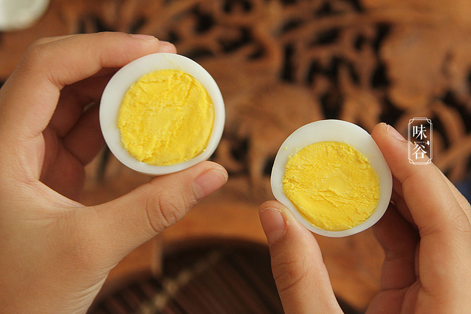 Trứng luộc đừng chỉ có mỗi nước lạnh, thêm 2 thứ này vào trứng chín mềm, vỏ dễ bóc-1