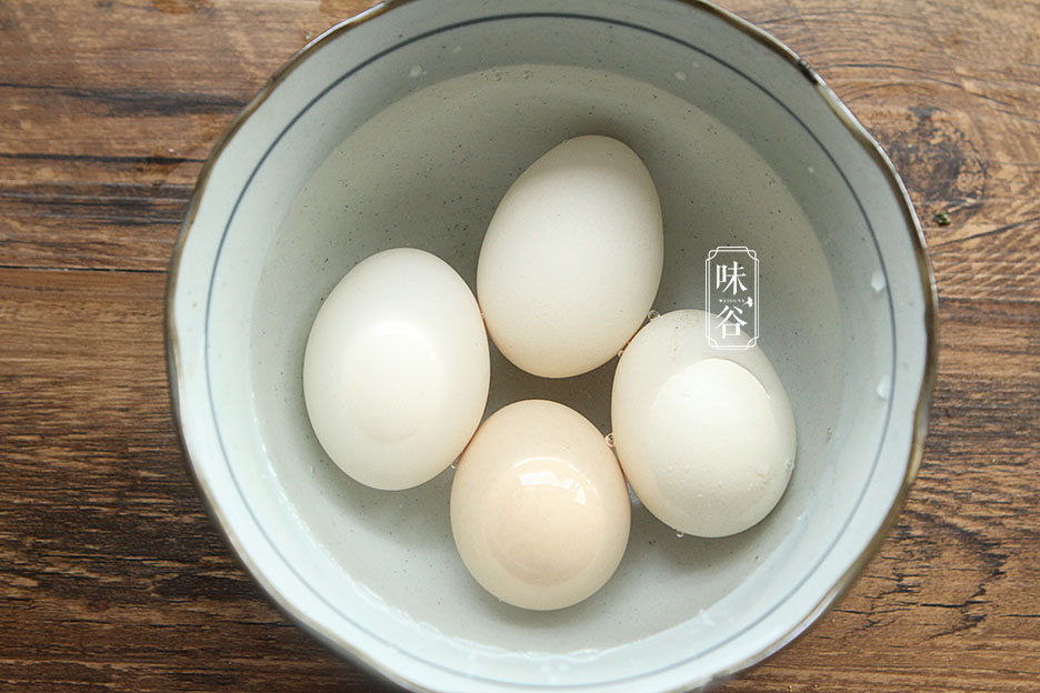 Trứng luộc đừng chỉ có mỗi nước lạnh, thêm 2 thứ này vào trứng chín mềm, vỏ dễ bóc-2