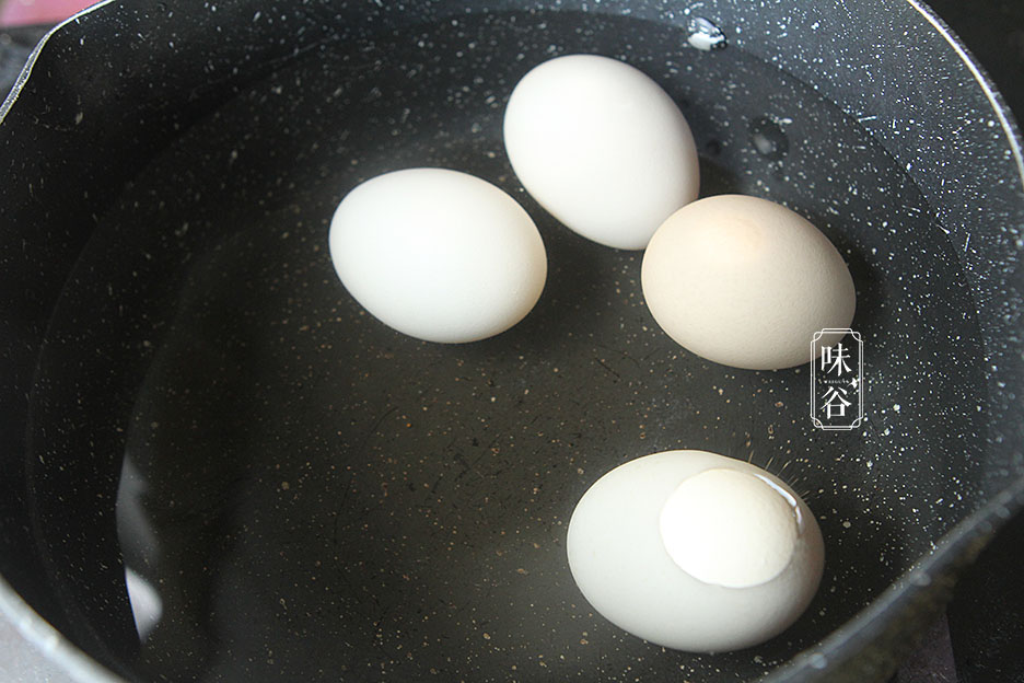 Trứng luộc đừng chỉ có mỗi nước lạnh, thêm 2 thứ này vào trứng chín mềm, vỏ dễ bóc-3
