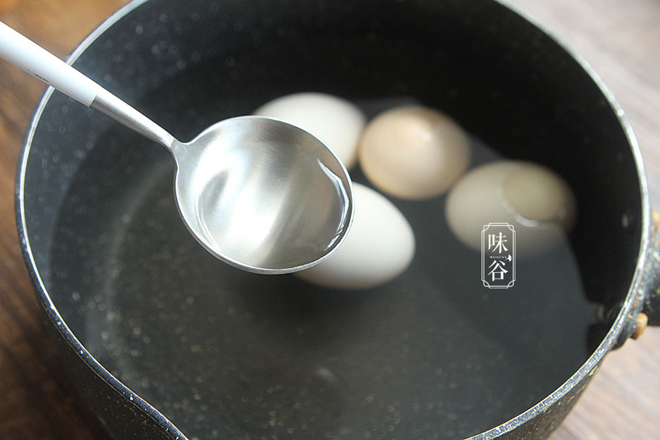Trứng luộc đừng chỉ có mỗi nước lạnh, thêm 2 thứ này vào trứng chín mềm, vỏ dễ bóc-4