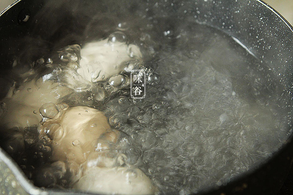 Trứng luộc đừng chỉ có mỗi nước lạnh, thêm 2 thứ này vào trứng chín mềm, vỏ dễ bóc-5