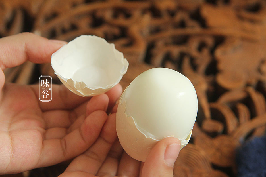Trứng luộc đừng chỉ có mỗi nước lạnh, thêm 2 thứ này vào trứng chín mềm, vỏ dễ bóc-6