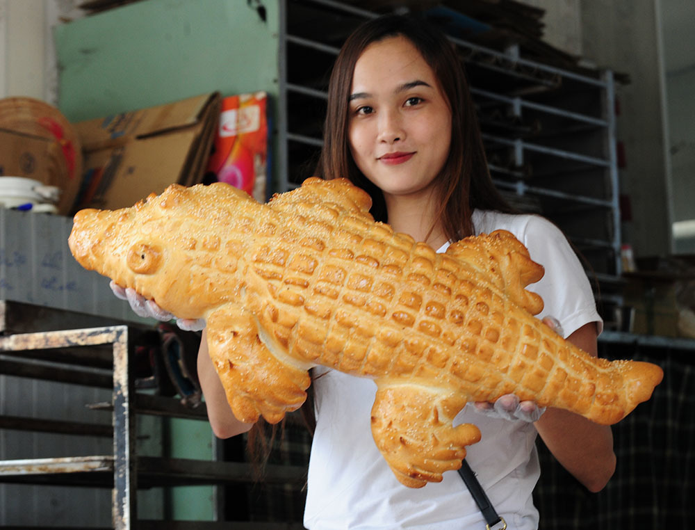 Tiết lộ bất ngờ của cô chủ bánh mì cá sấu siêu to khổng lồ-1