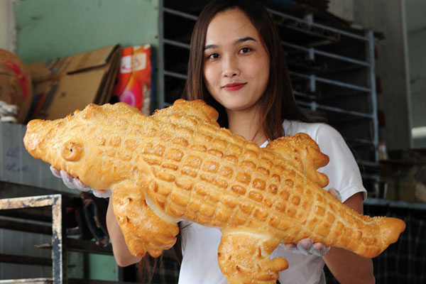 Dân mạng phát sốt với bánh mì bóng đêm đen như than ở Quảng Ninh-7