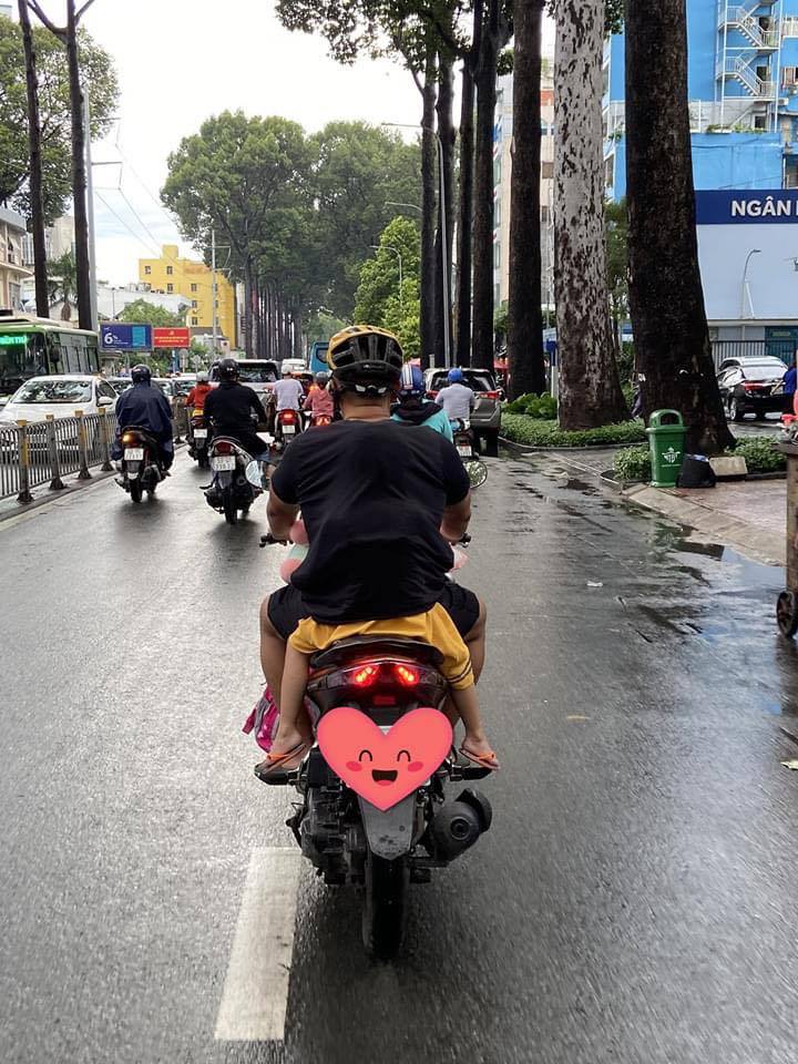 Ngọt ngào khoảnh khắc con gái chui vào sau áo bố để tránh mưa: Bố luôn là hiệp sĩ, bảo vệ con theo cách của riêng mình-1