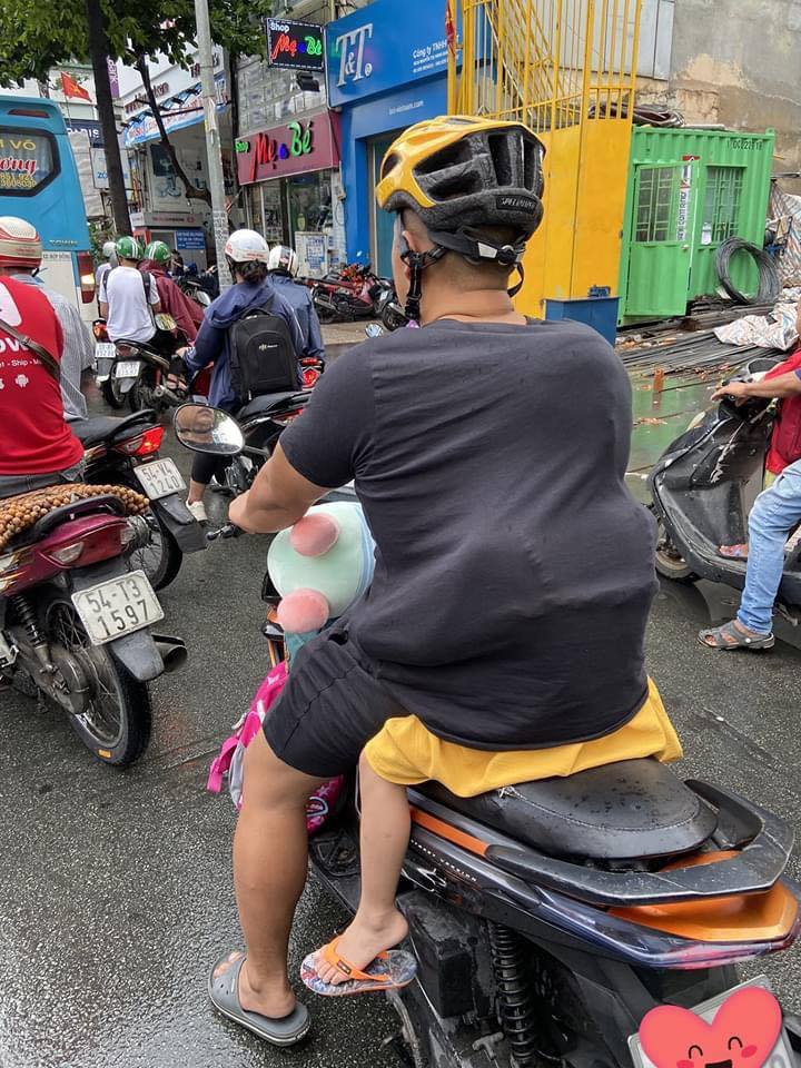 Ngọt ngào khoảnh khắc con gái chui vào sau áo bố để tránh mưa: Bố luôn là hiệp sĩ, bảo vệ con theo cách của riêng mình-2