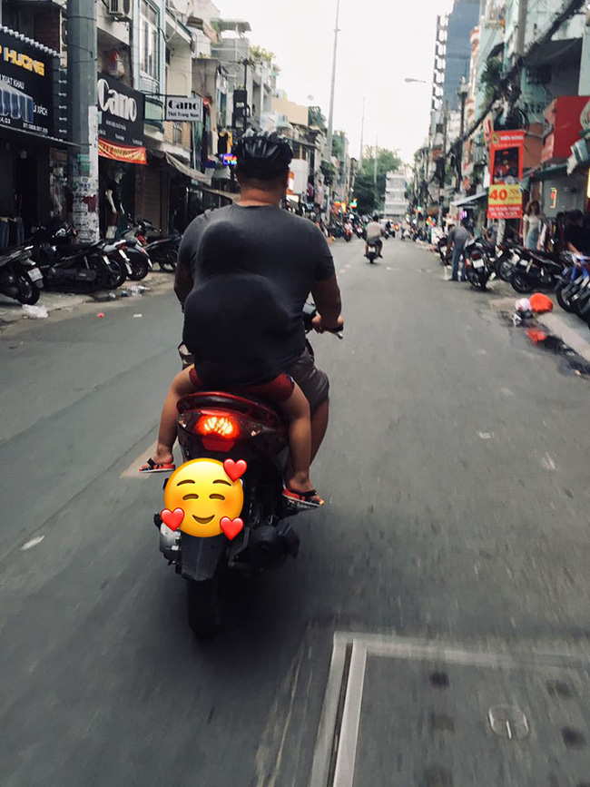 Ngọt ngào khoảnh khắc con gái chui vào sau áo bố để tránh mưa: Bố luôn là hiệp sĩ, bảo vệ con theo cách của riêng mình-3