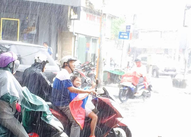 Ngọt ngào khoảnh khắc con gái chui vào sau áo bố để tránh mưa: Bố luôn là hiệp sĩ, bảo vệ con theo cách của riêng mình-5