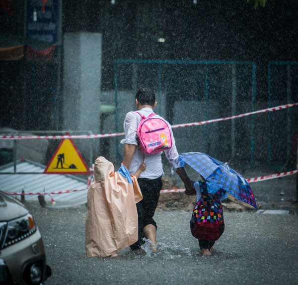 Ngọt ngào khoảnh khắc con gái chui vào sau áo bố để tránh mưa: Bố luôn là hiệp sĩ, bảo vệ con theo cách của riêng mình-6