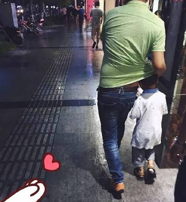 Ngọt ngào khoảnh khắc con gái chui vào sau áo bố để tránh mưa: Bố luôn là hiệp sĩ, bảo vệ con theo cách của riêng mình-7