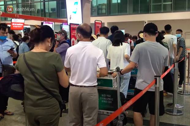 Sửa đường băng ở Nội Bài và TSN: Hành khách kêu trời khi liên tục bị delay, máy bay phải xếp hàng chờ cất cánh-1