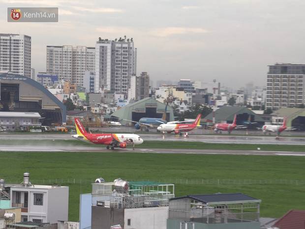 Sửa đường băng ở Nội Bài và TSN: Hành khách kêu trời khi liên tục bị delay, máy bay phải xếp hàng chờ cất cánh-5