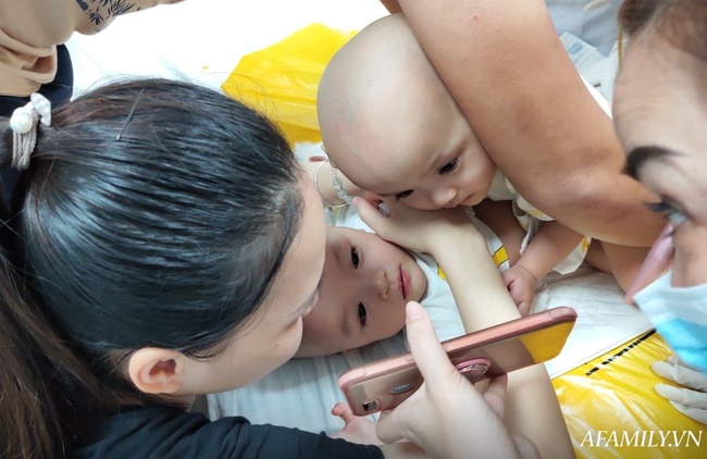 Mẹ 2 bé gái song sinh dính nhau nghẹn ngào mong con bình an trước khi bước vào ca mổ sinh tử-4