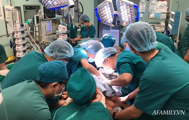 Mẹ 2 bé gái song sinh dính nhau nghẹn ngào mong con bình an trước khi bước vào ca mổ sinh tử-10