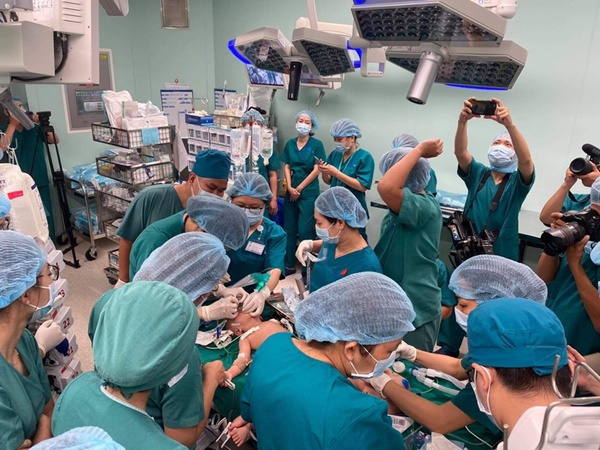 Cận cảnh ca đại phẫu thuật tách cặp Trúc Nhi - Diệu Nhi-1
