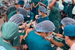 Nhiệm vụ của 100 y bác sĩ trong ca đại phẫu tách song sinh dính liền-1