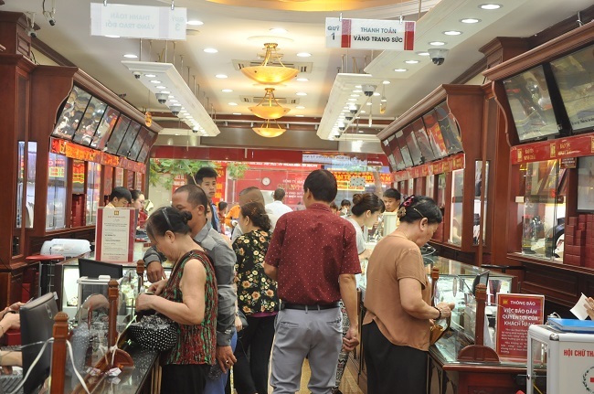 Mua vàng cất két, vợ chồng trẻ lãi hàng trăm triệu nhờ vàng tăng điên cuồng-3